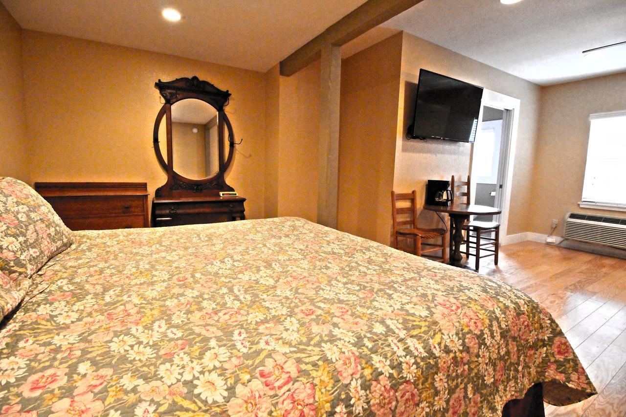 Peach Tree Inn & Suites Fredericksburg Exterior photo