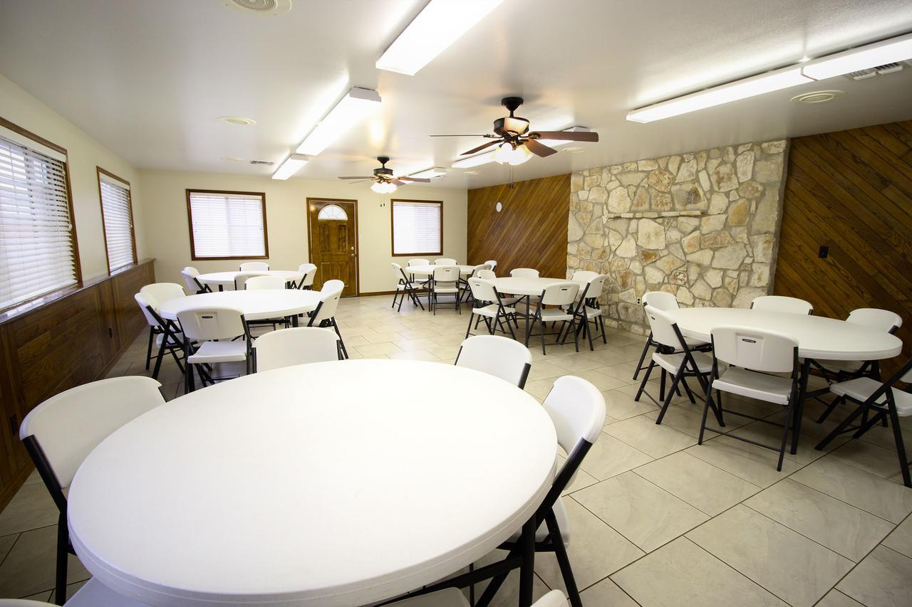 Peach Tree Inn & Suites Fredericksburg Exterior photo