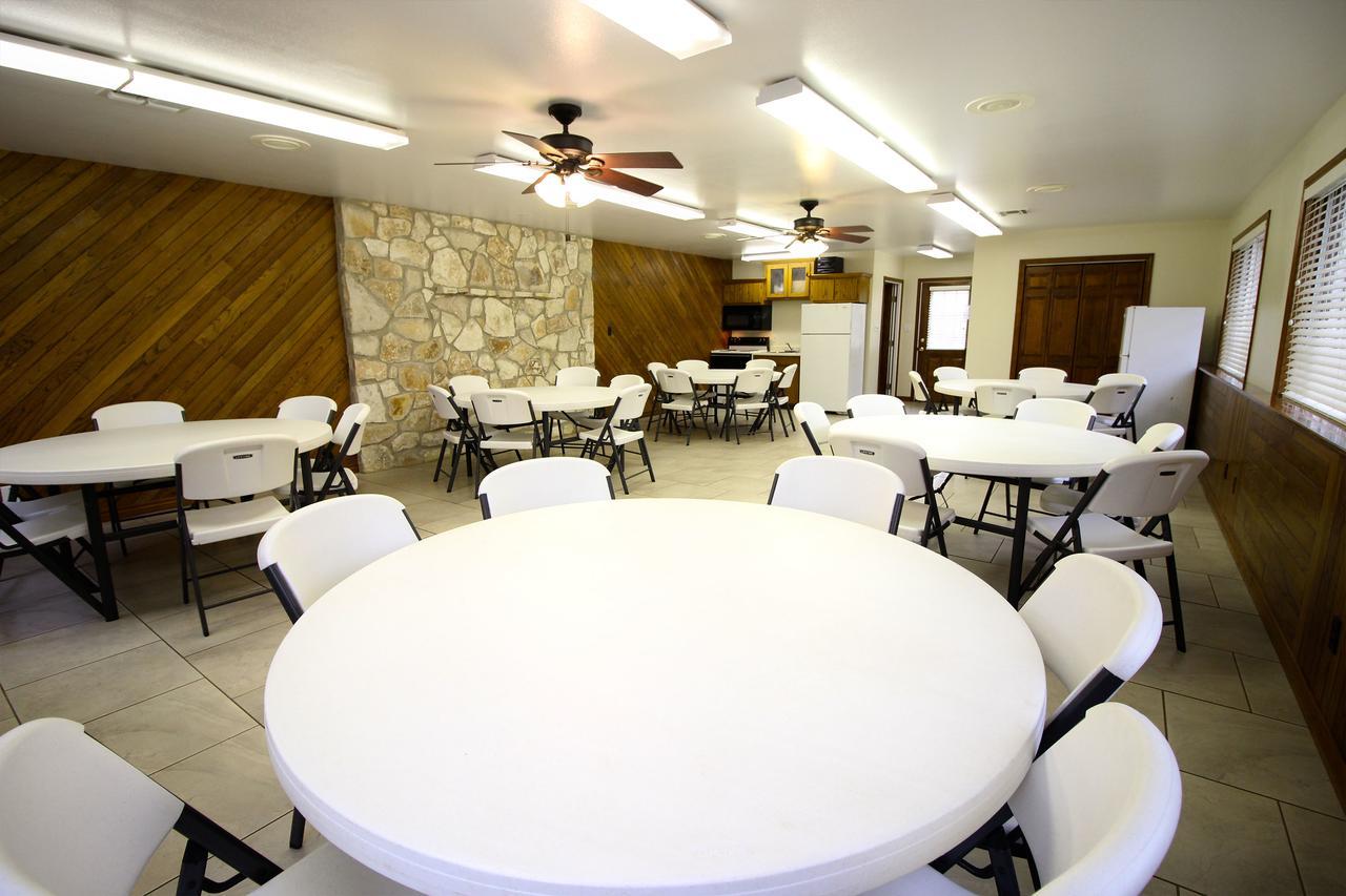 Peach Tree Inn & Suites Fredericksburg Exterior photo