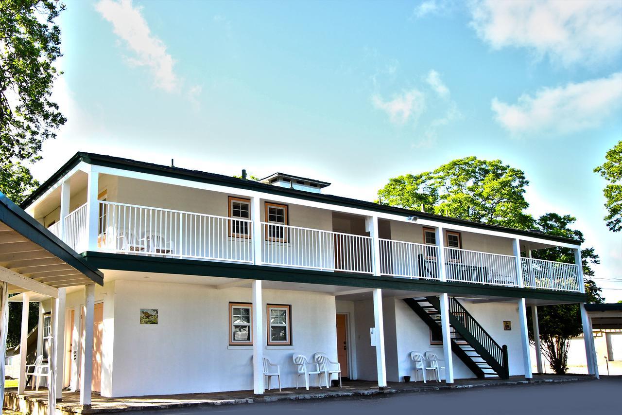 Peach Tree Inn & Suites Fredericksburg Exterior photo