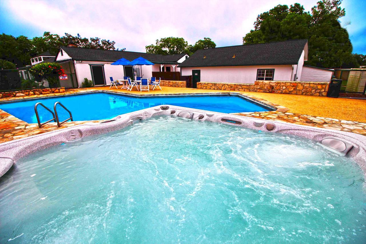 Peach Tree Inn & Suites Fredericksburg Exterior photo