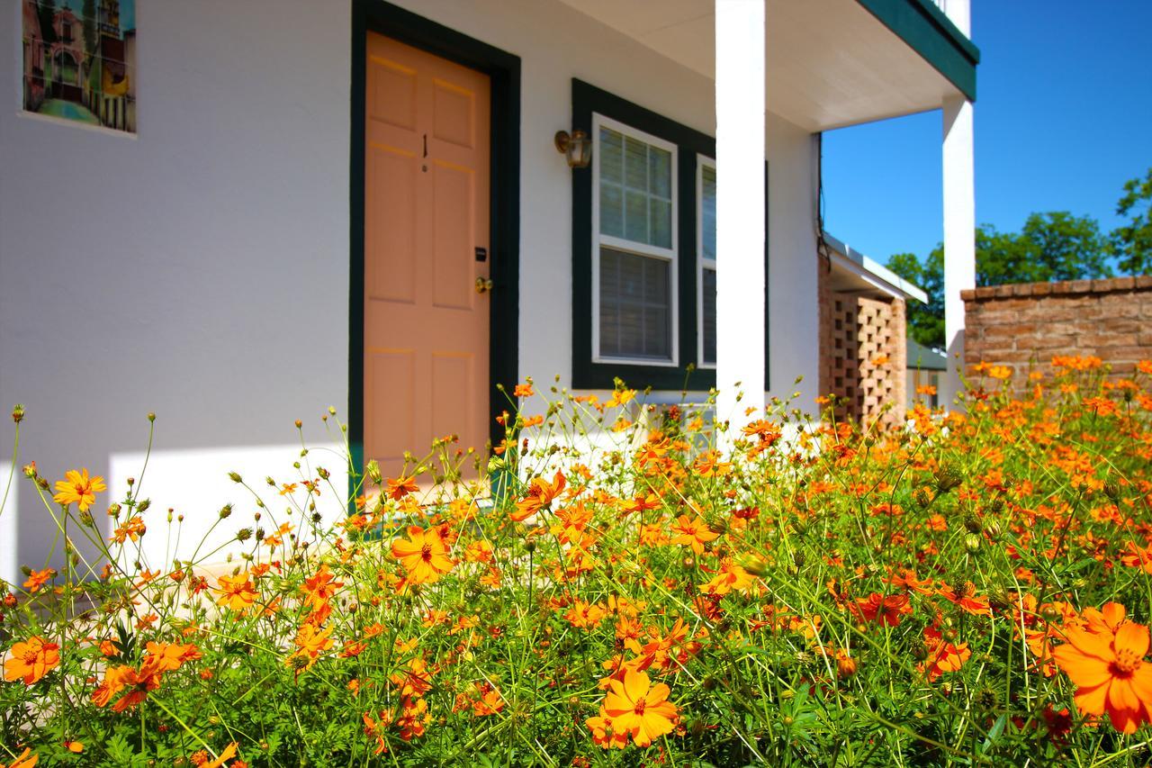 Peach Tree Inn & Suites Fredericksburg Exterior photo