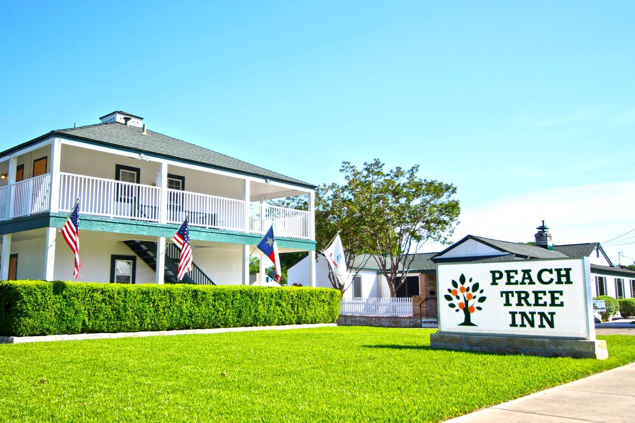 Peach Tree Inn & Suites Fredericksburg Exterior photo